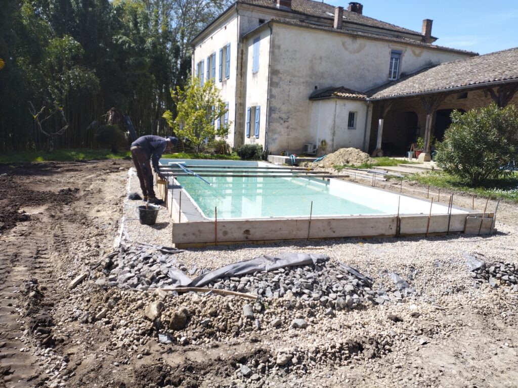 Piscine dans un jardin